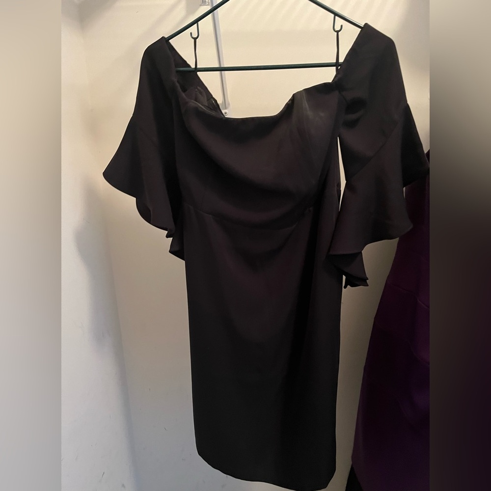 Off the shoulder, does not fall down 
Short winged sleeves 
Lined 
Flattering